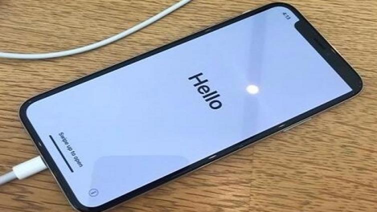iPhone X刘海重启变偏分：双耳变独耳
