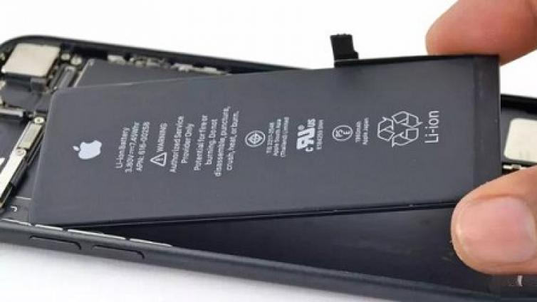 国内惊现iPhone手机电池爆炸事件，自行更换电池需谨慎！